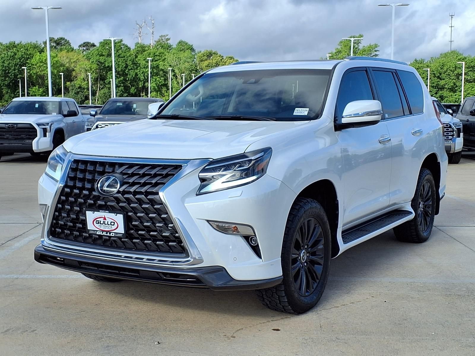 Used 2022 Lexus GX 460 Premium w/ Accessory Package image 3