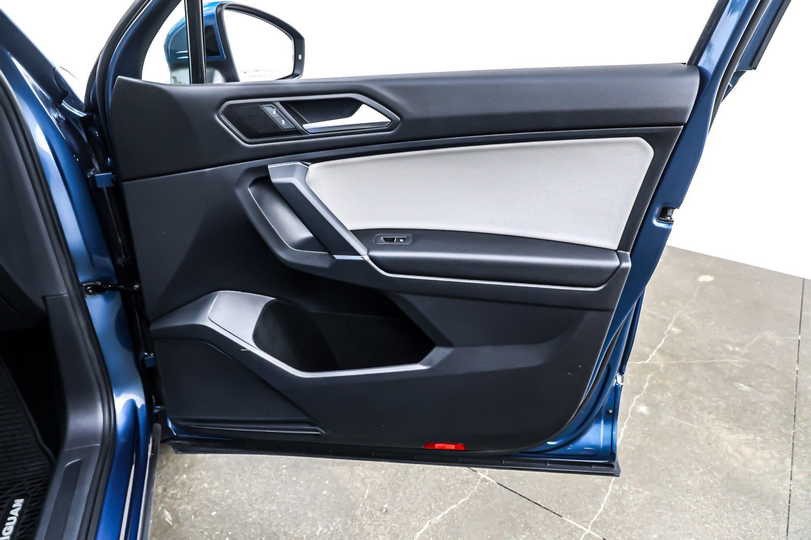 Used 2020 Volkswagen Tiguan SE image 23