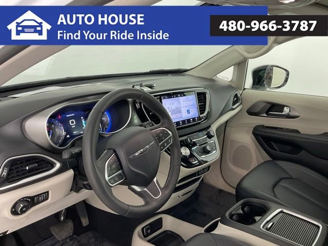 Used 2024 Chrysler Pacifica Touring-L FWD image 11