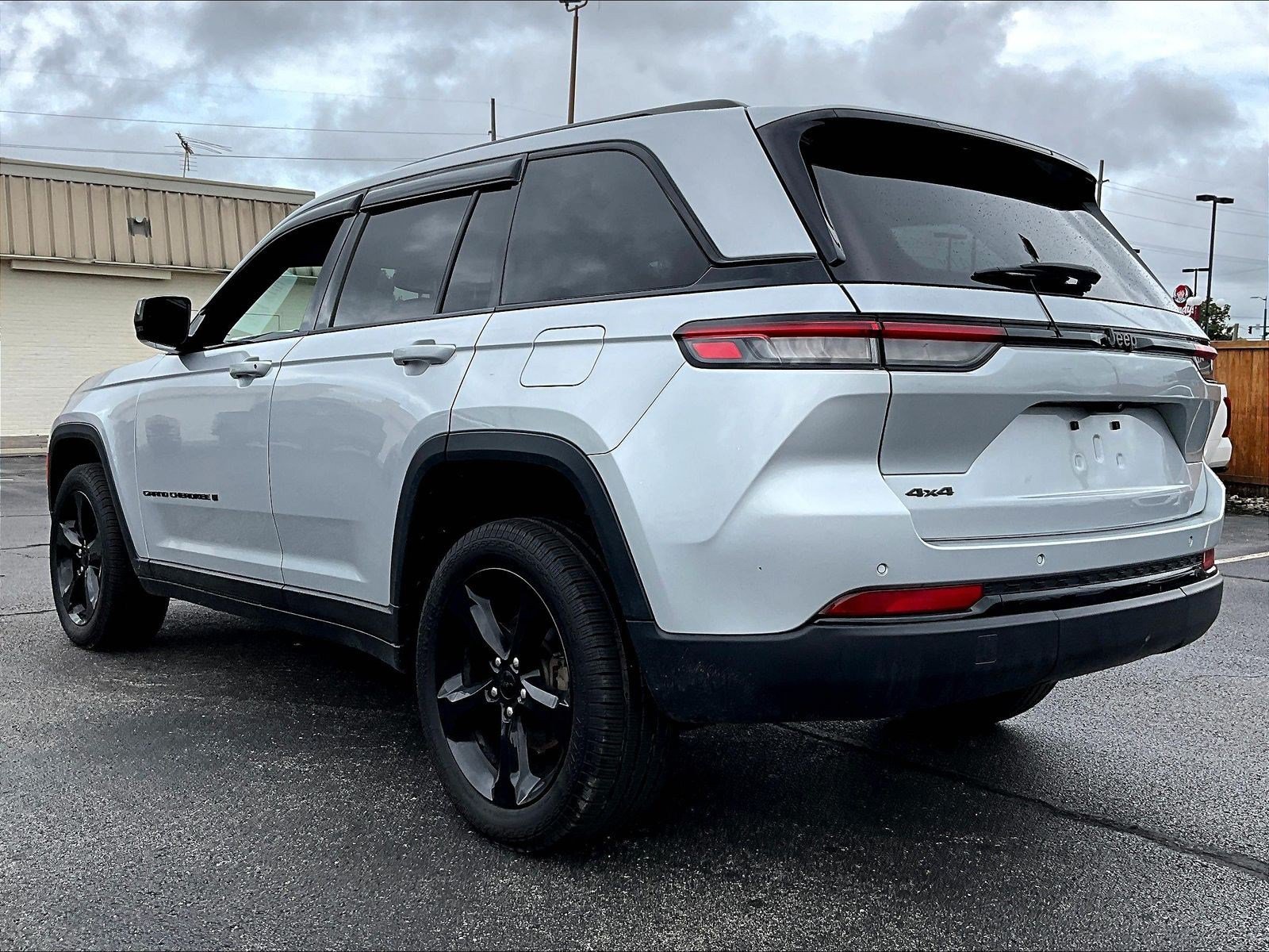 Used 2024 Jeep Grand Cherokee Altitude AWD/4WD image 4
