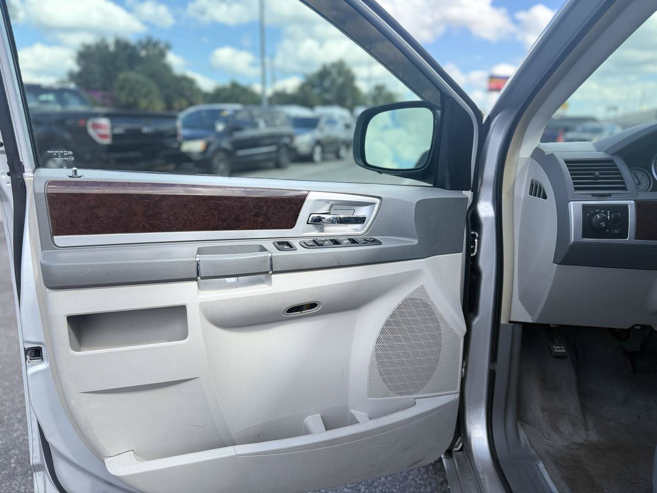 Used 2010 Chrysler Town & Country Touring FWD image 18