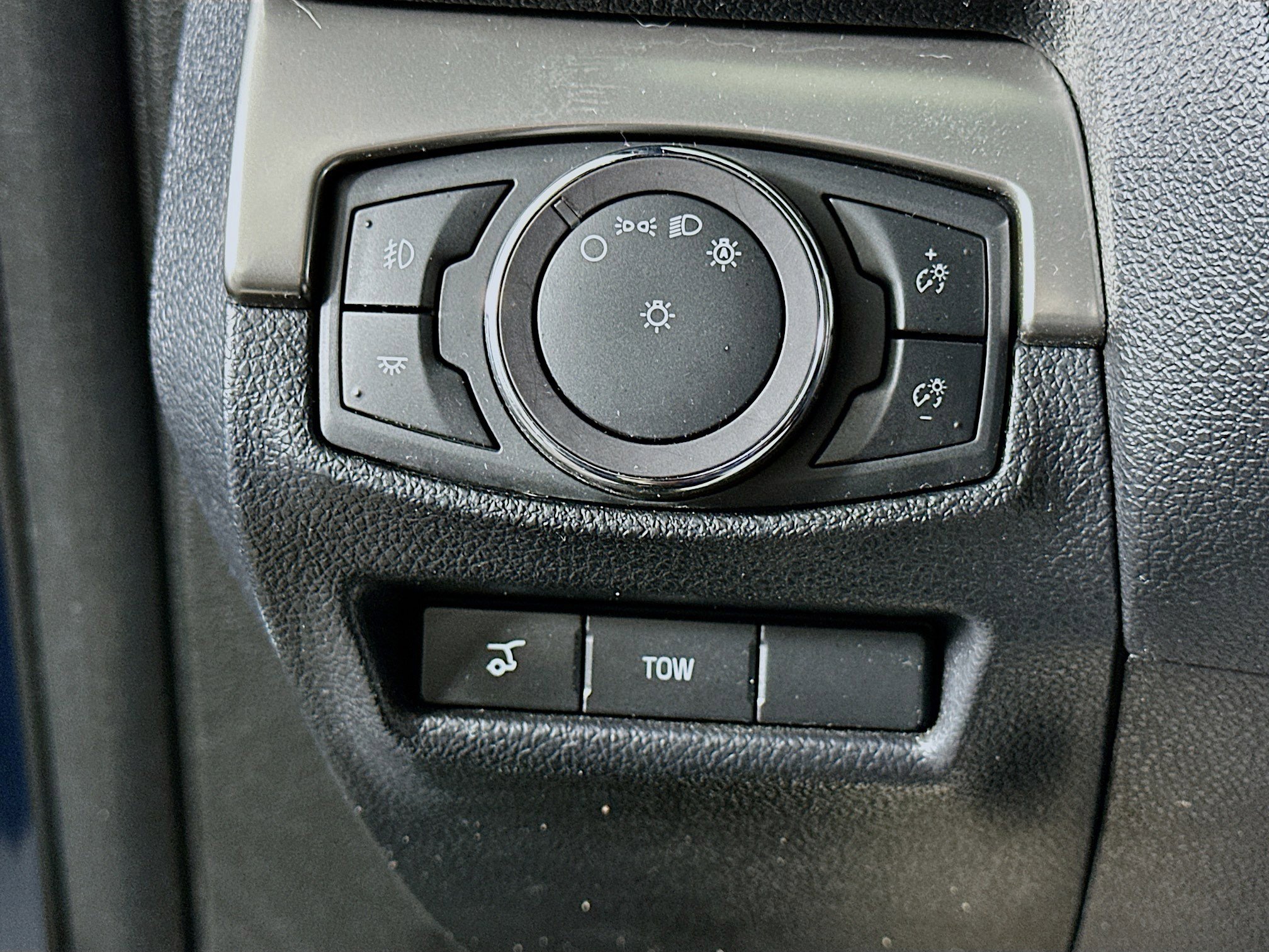 Used 2019 Ford Explorer XLT w/ Equipment Group 202A AWD/4WD image 17