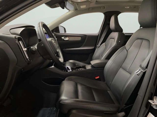 Used 2025 Volvo XC40 B5 Plus image 18