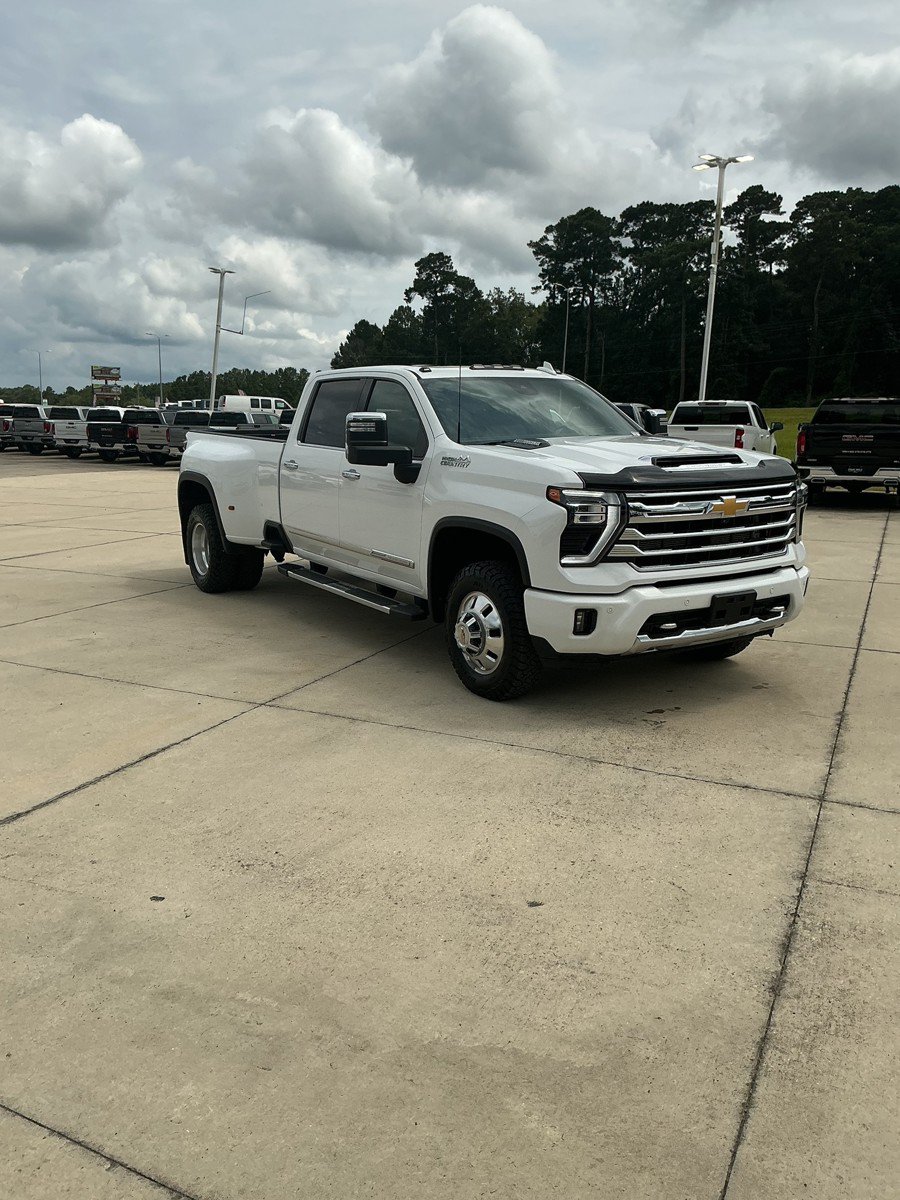 Used 2024 Chevrolet Silverado 3500 High Country w/ High Country Premium Package AWD/4WD image 3