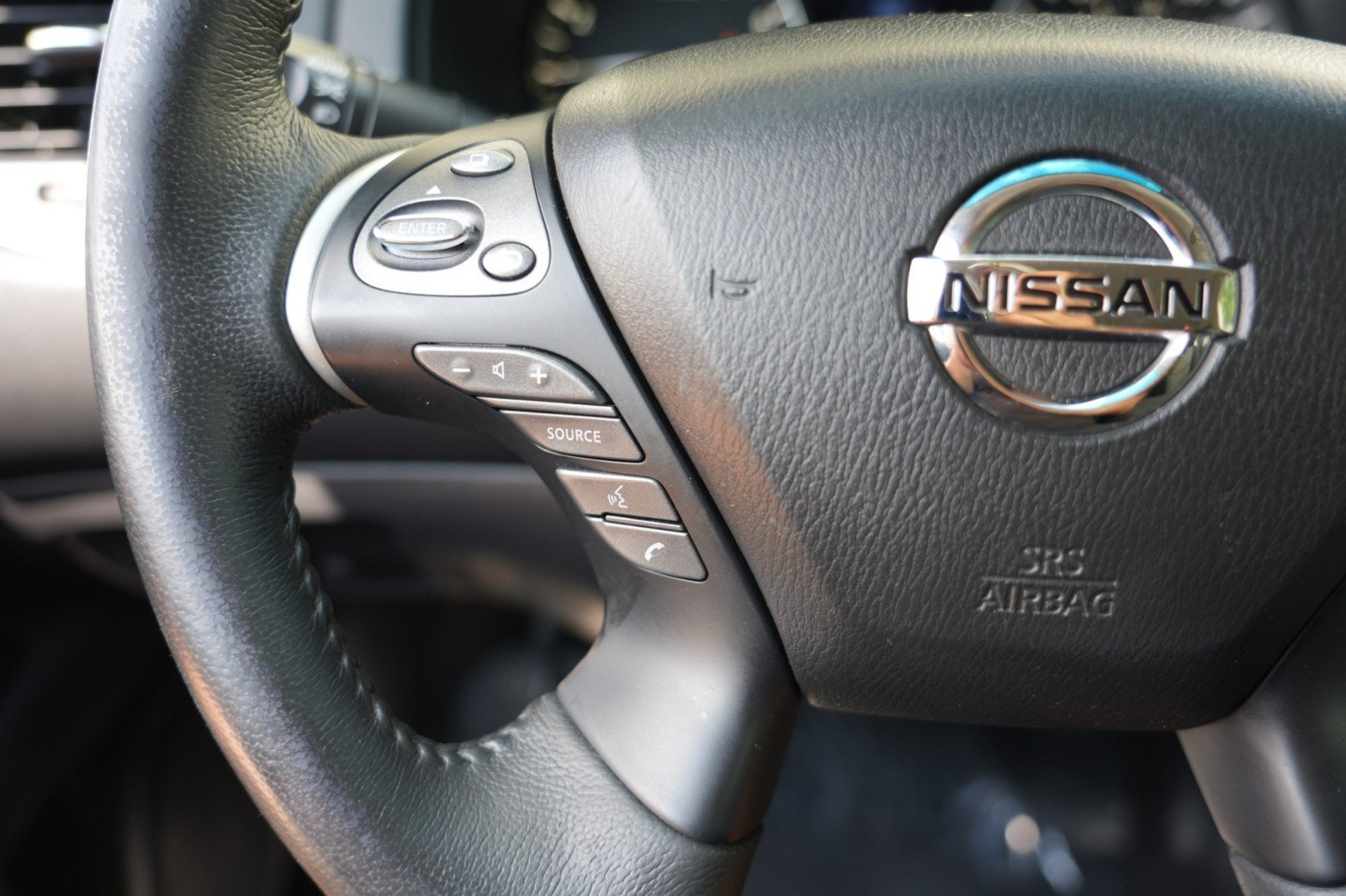 Used 2017 Nissan Pathfinder SV FWD image 19