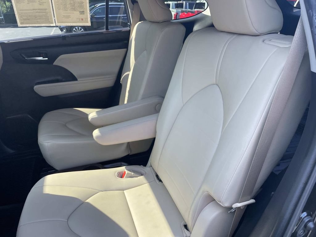 Used 2021 Toyota Highlander XLE FWD image 16
