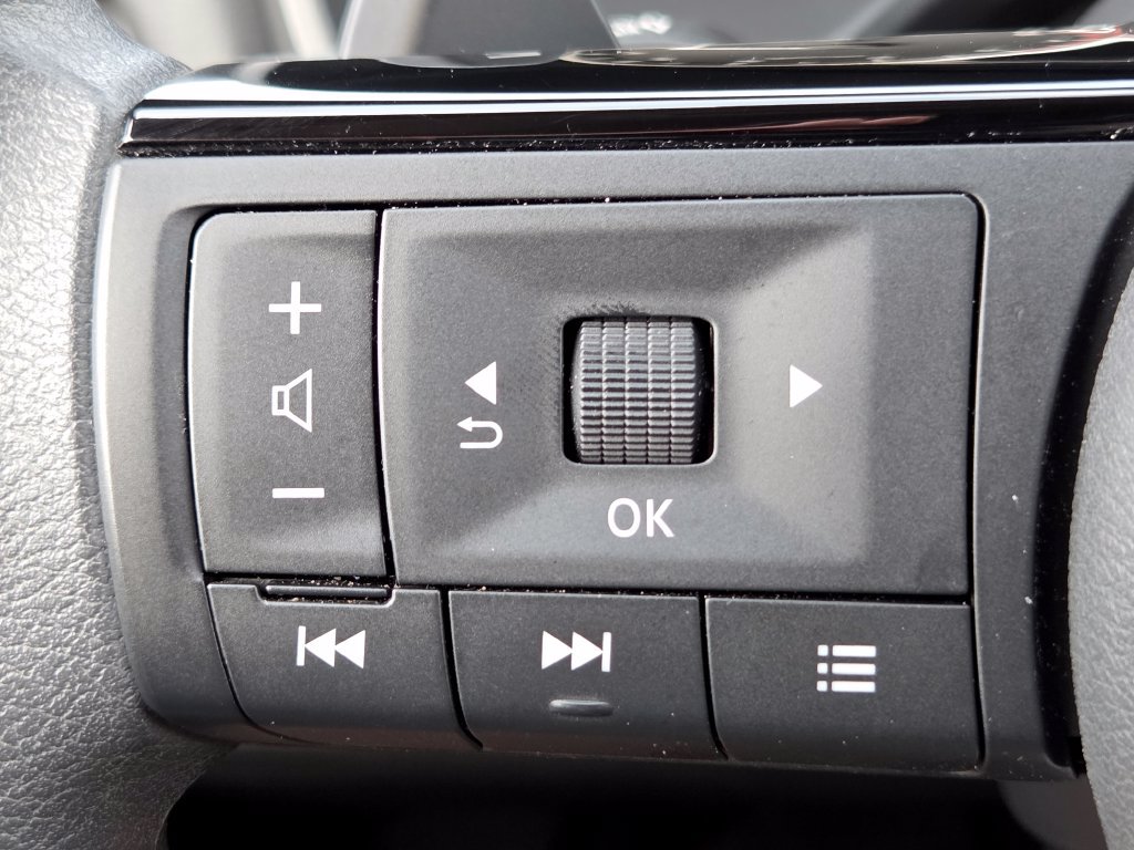 Used 2023 Nissan Rogue SV AWD/4WD image 9