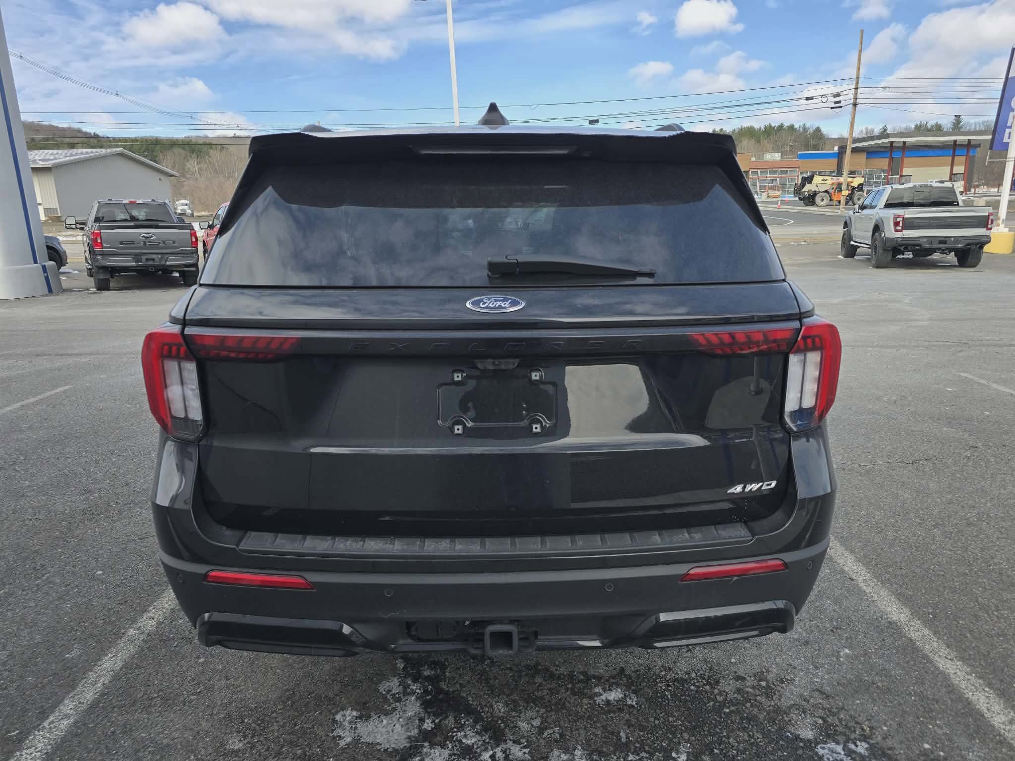 Used 2025 Ford Explorer ST-Line w/ ST-Line Street Pack image 4