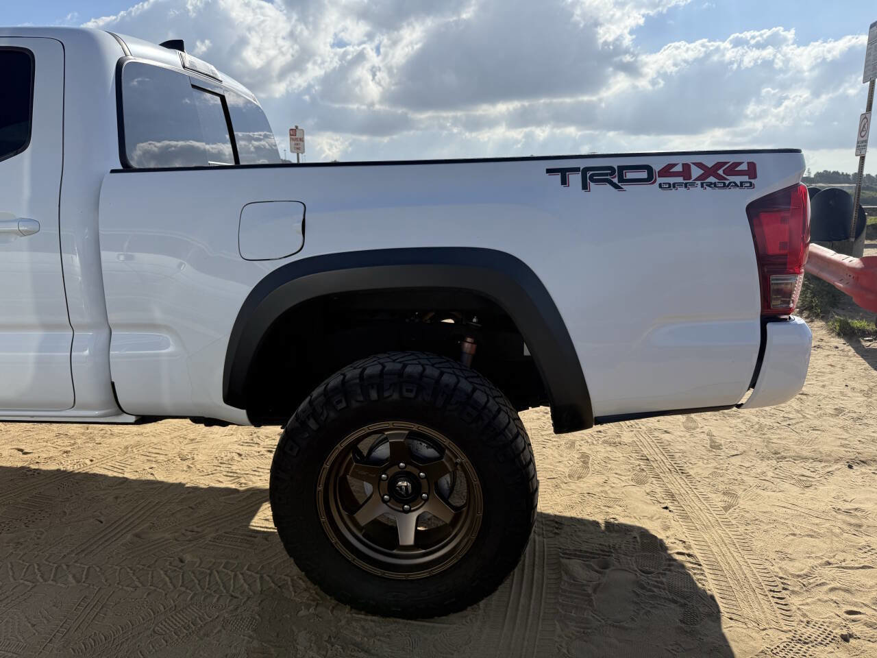 Used 2017 Toyota Tacoma TRD Off-Road AWD/4WD image 8