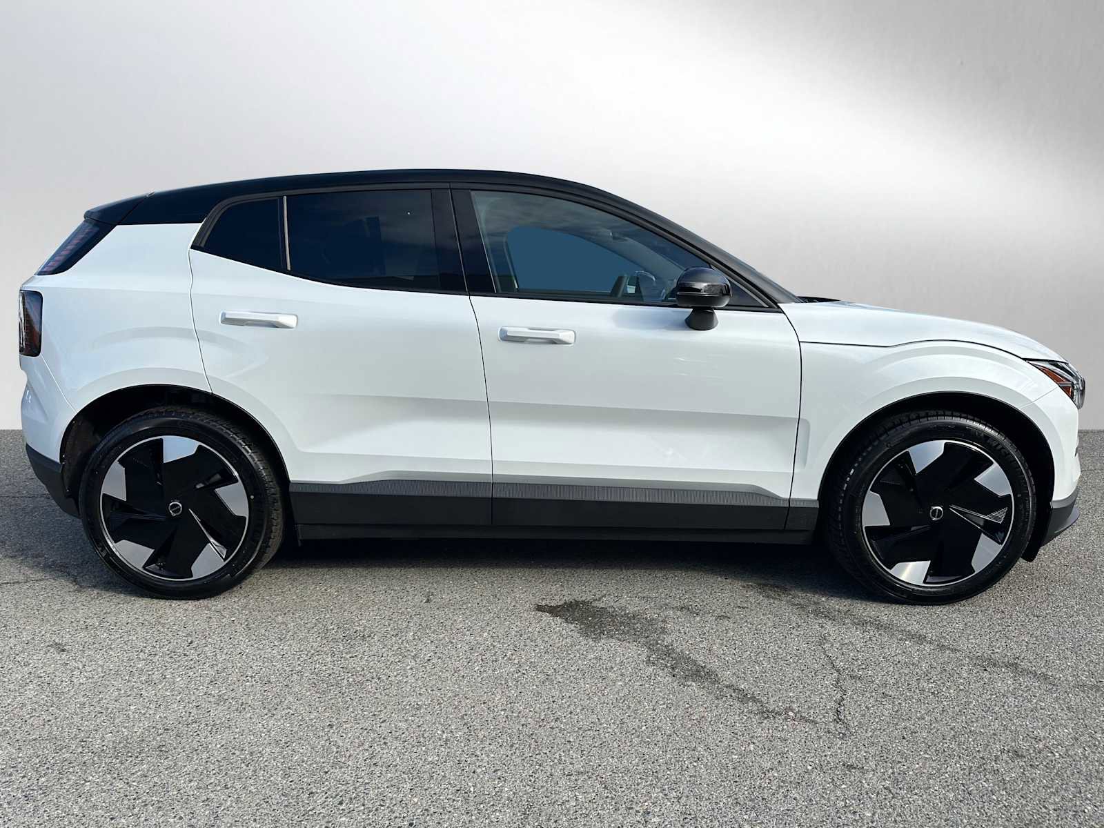 New 2025 Volvo EX30 Plus w/ Protection Package Premier image 2