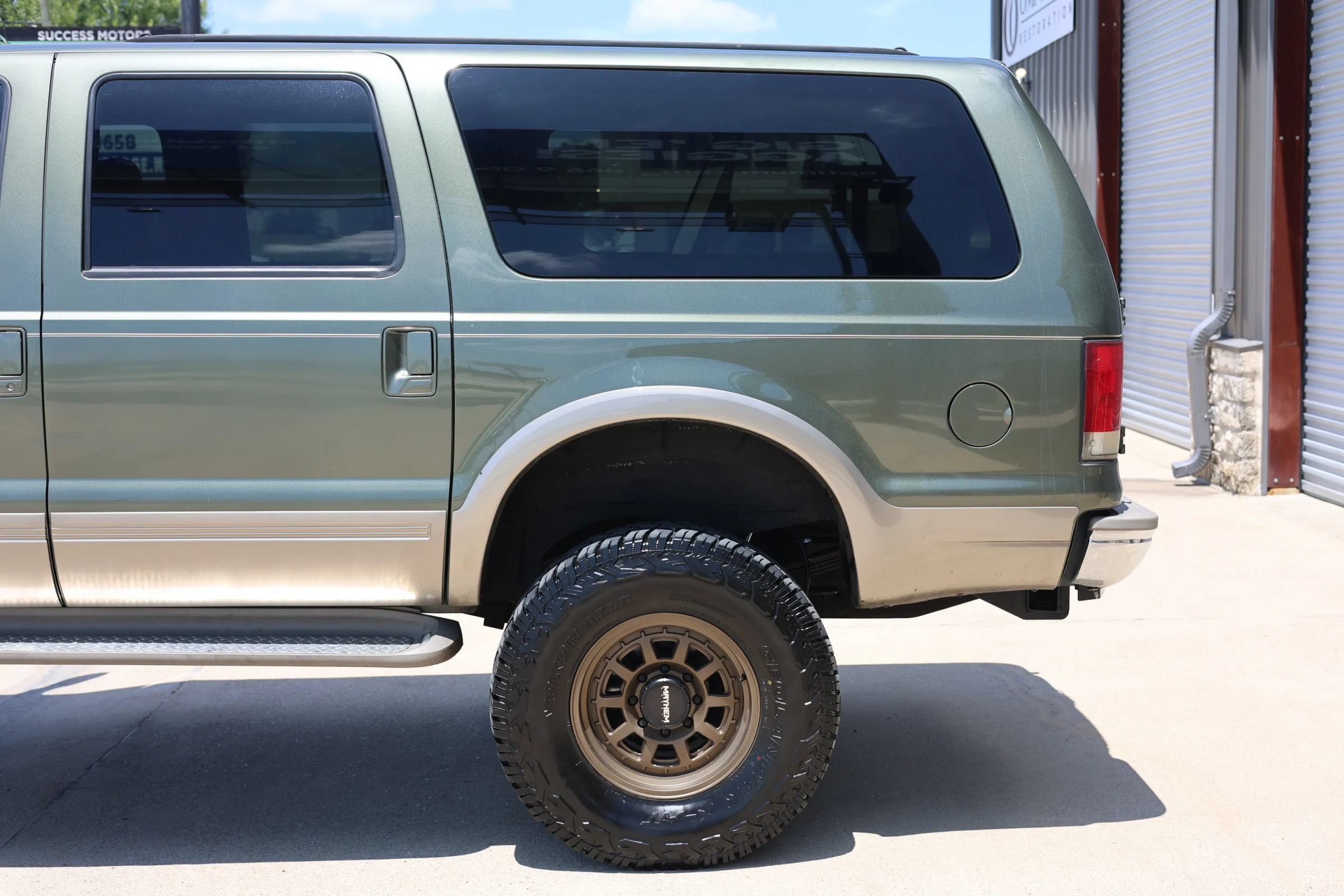 Used 2000 Ford Excursion Limited AWD/4WD image 12