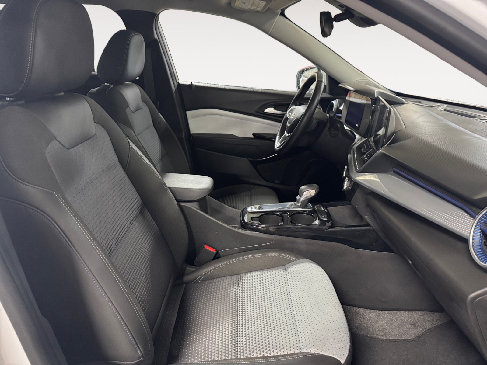 Used 2025 Chevrolet Trax LT w/ LT Convenience Package image 15