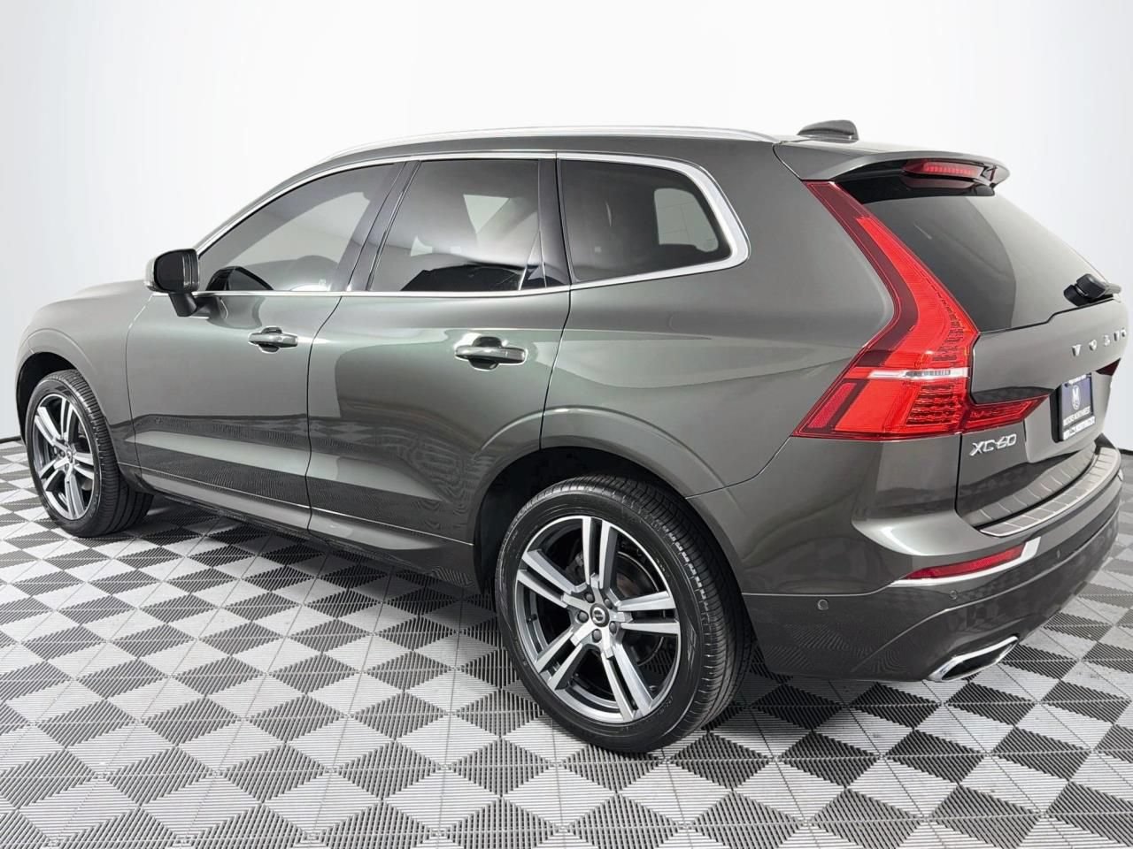 Used 2018 Volvo XC60 T5 Momentum w/ Convenience Package AWD/4WD image 8