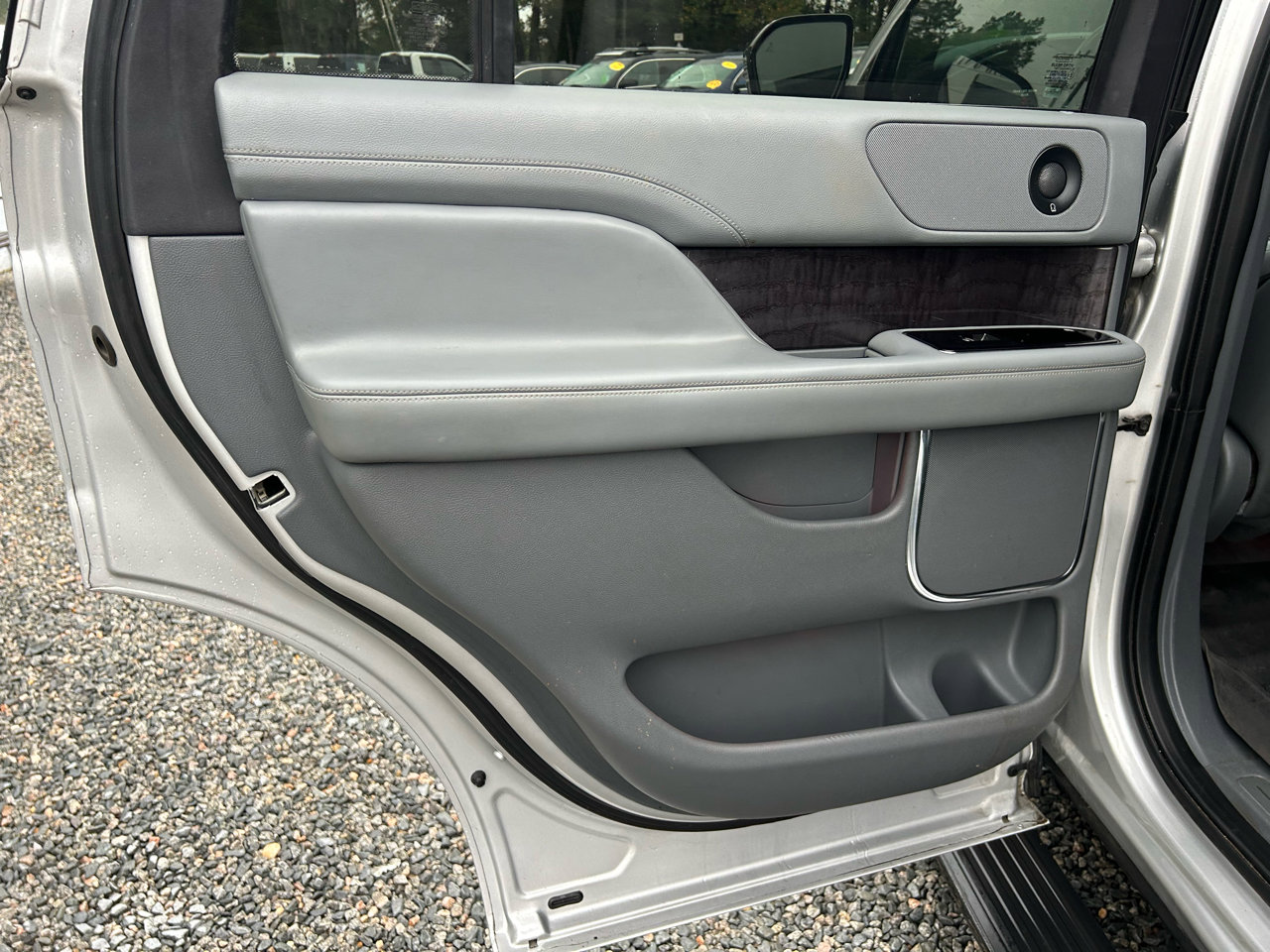 Used 2019 Lincoln Navigator Select image 12