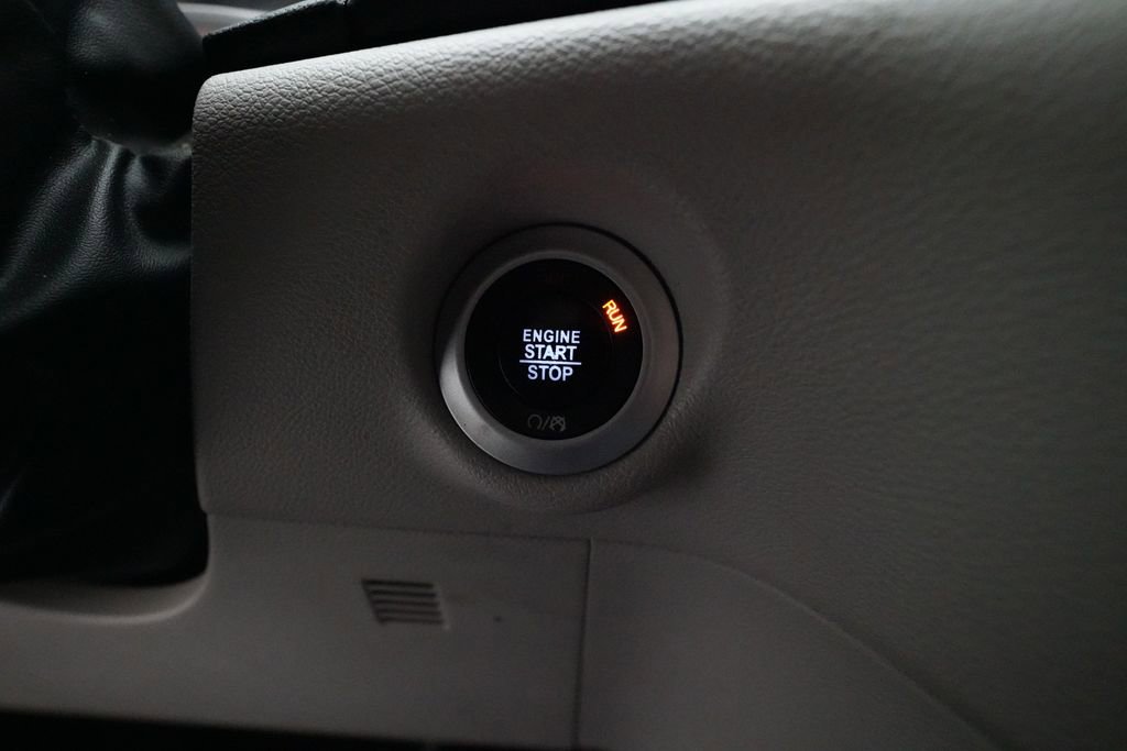 Used 2018 Chrysler Pacifica Touring-L image 32