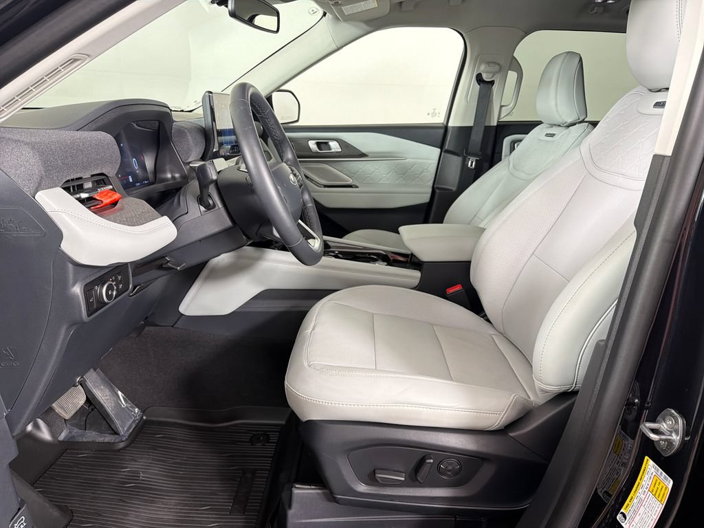 Used 2025 Ford Explorer Platinum w/ Ultimate Package AWD/4WD image 19