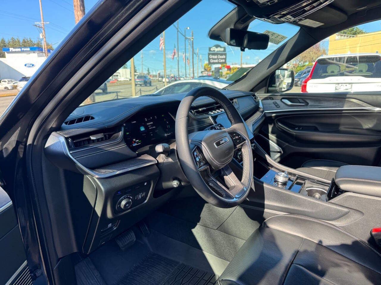 Used 2023 Jeep Grand Cherokee Overland w/ Luxury Tech Group IV AWD/4WD image 5