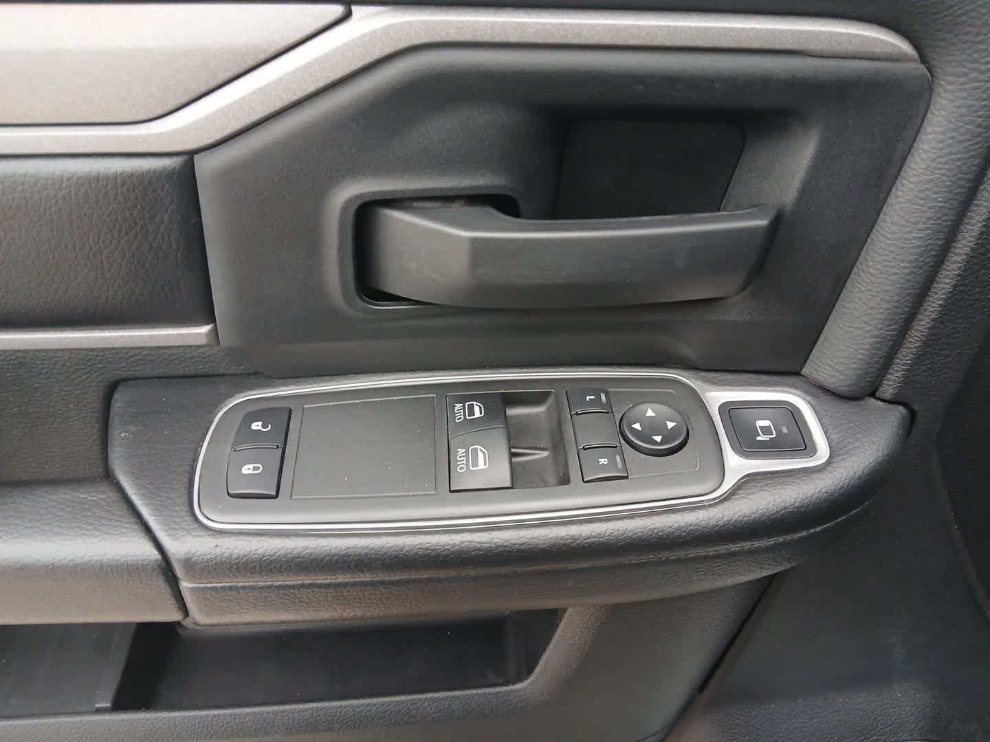 Used 2024 RAM 3500 Tradesman w/ Chrome Appearance Group AWD/4WD image 16