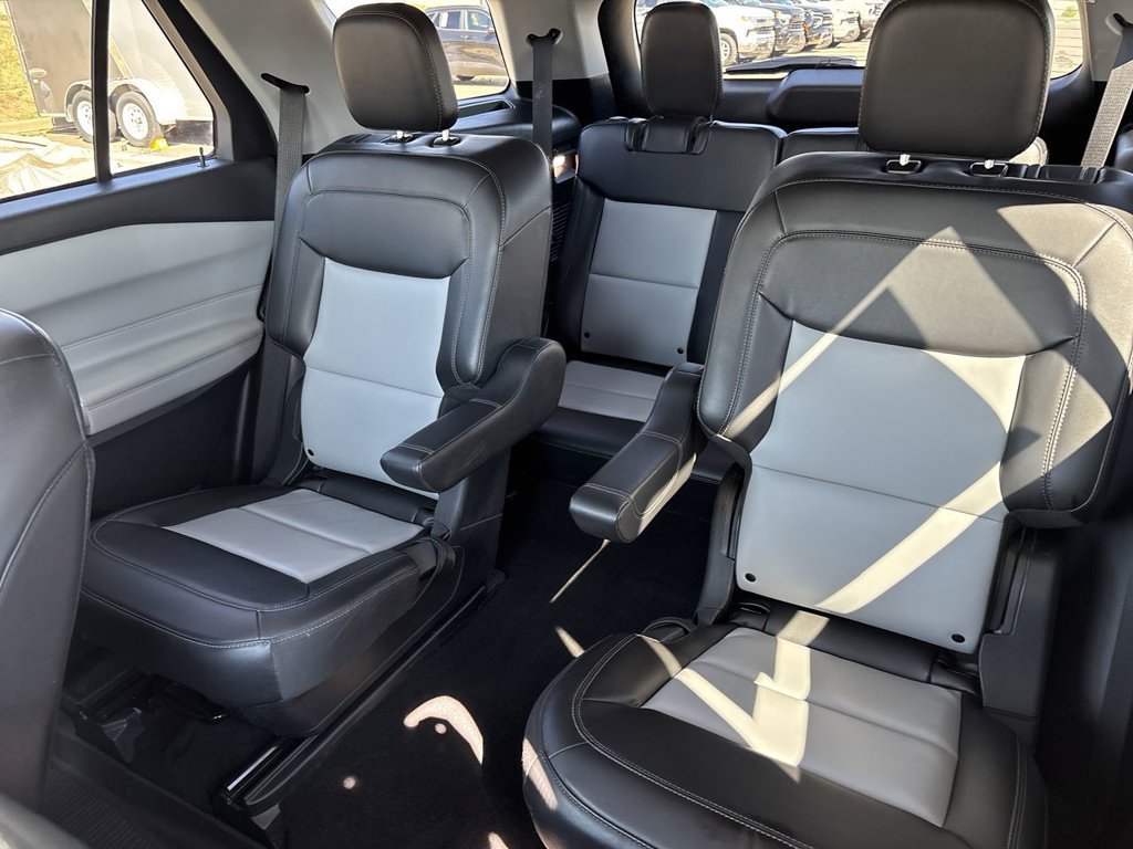 Used 2022 Ford Explorer XLT w/ XLT Sport Appearance Package AWD/4WD image 30