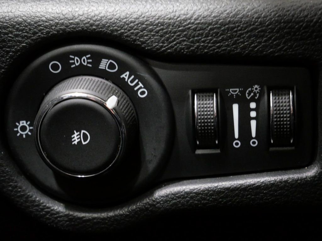 Used 2024 Chrysler Pacifica Select image 14