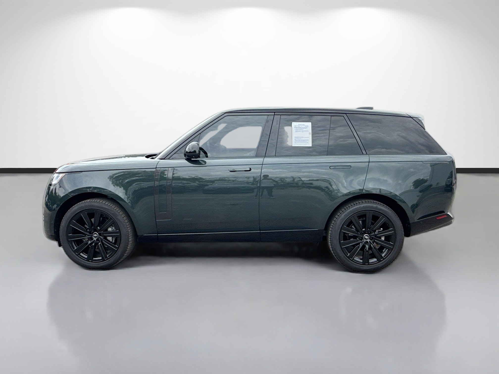 Used 2025 Land Rover Range Rover SE AWD/4WD image 2