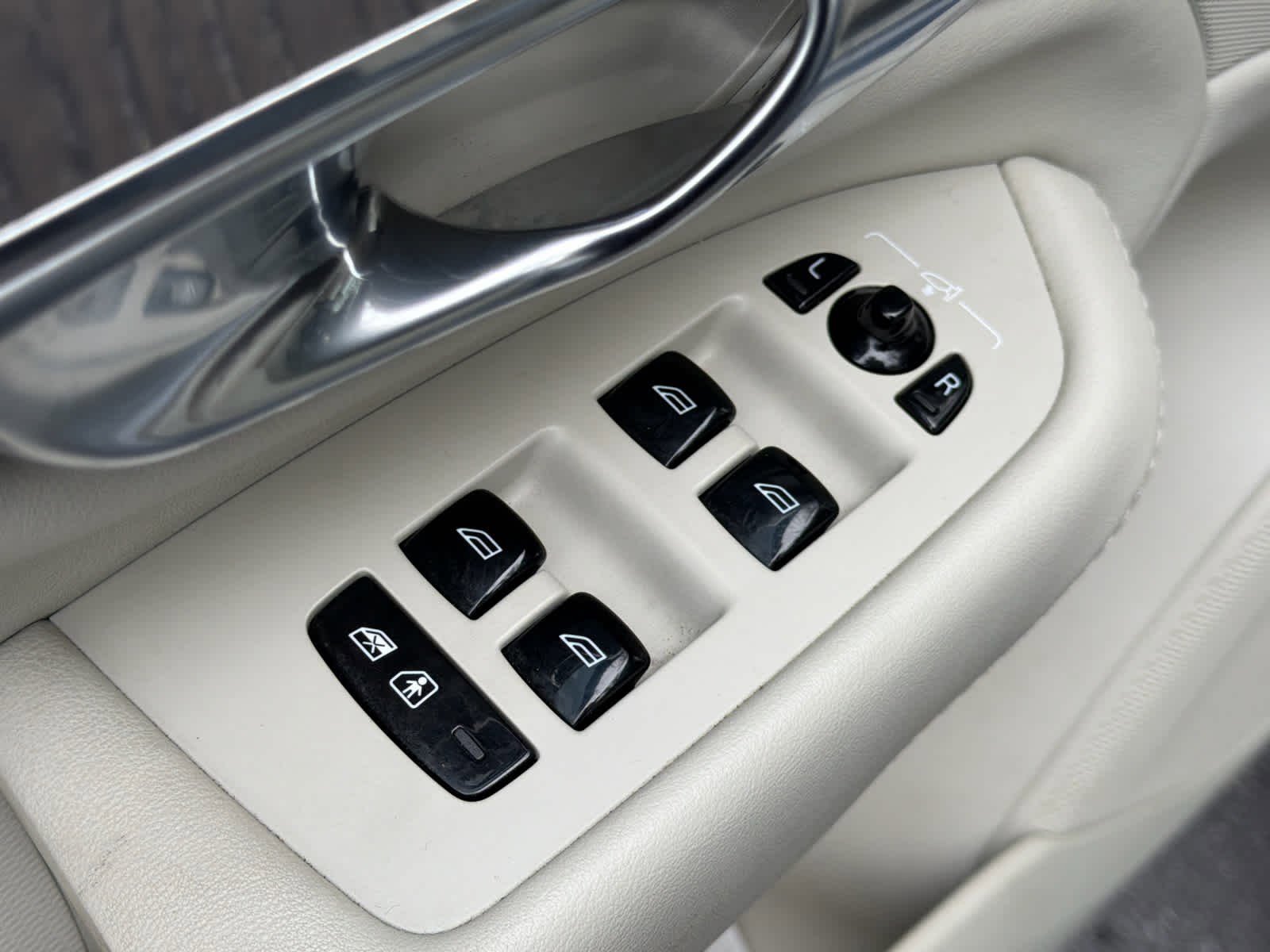 Certified 2023 Volvo XC90 B6 Plus w/ Protection Package Premier image 23