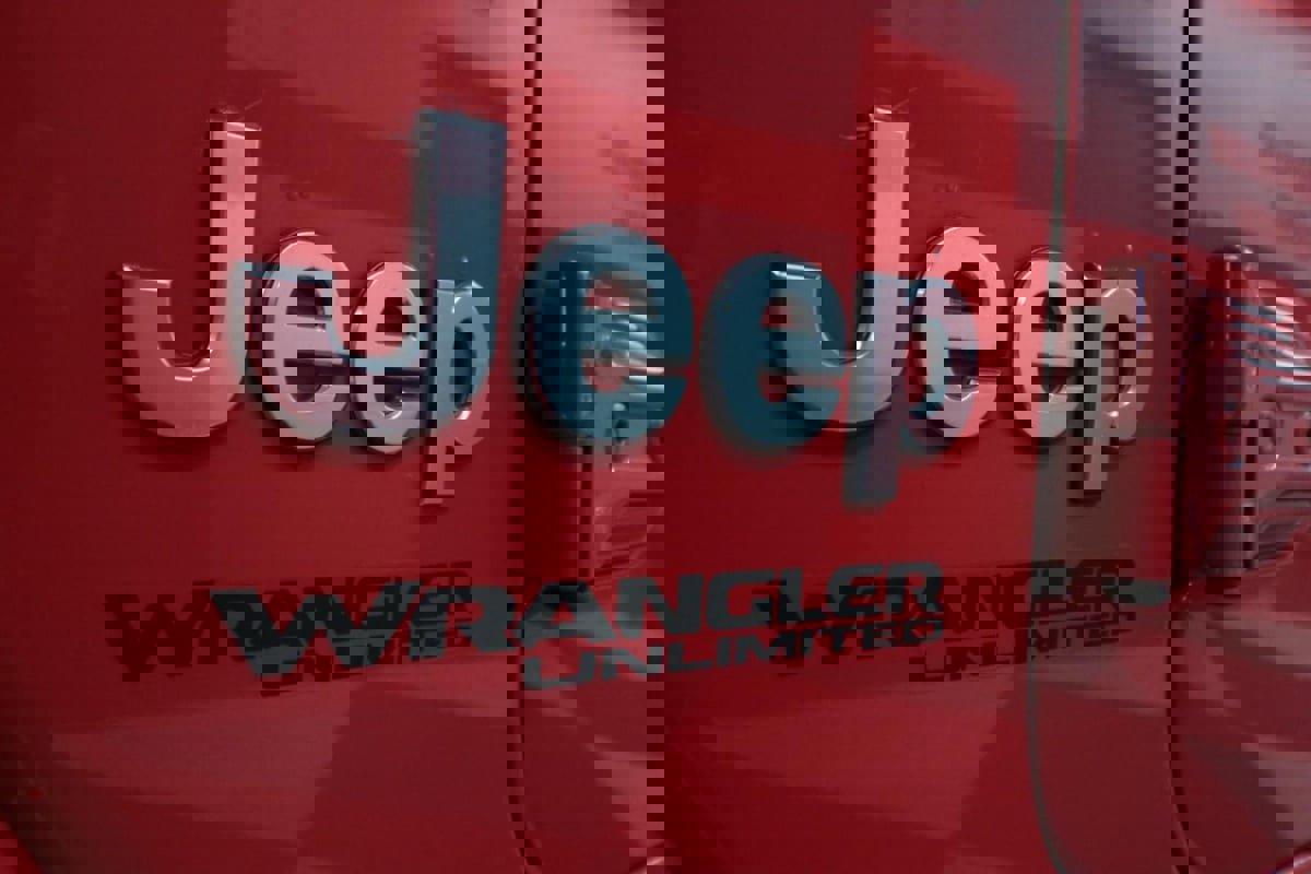 Used 2018 Jeep Wrangler Unlimited Sahara w/ Cold Weather Group image 35