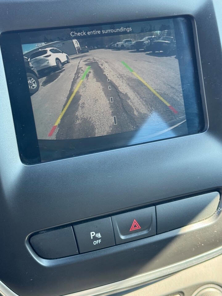 Used 2019 Jeep Cherokee Latitude Plus w/ Cold Weather Group image 8