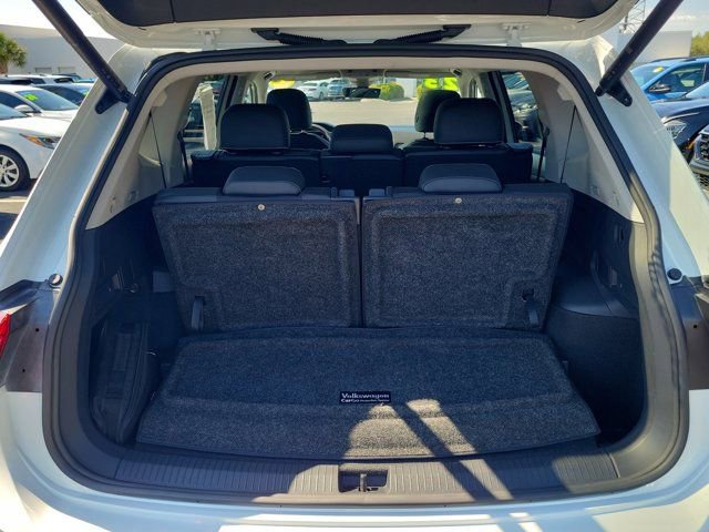 Used 2023 Volkswagen Tiguan SE w/ Panoramic Sunroof Package FWD image 11