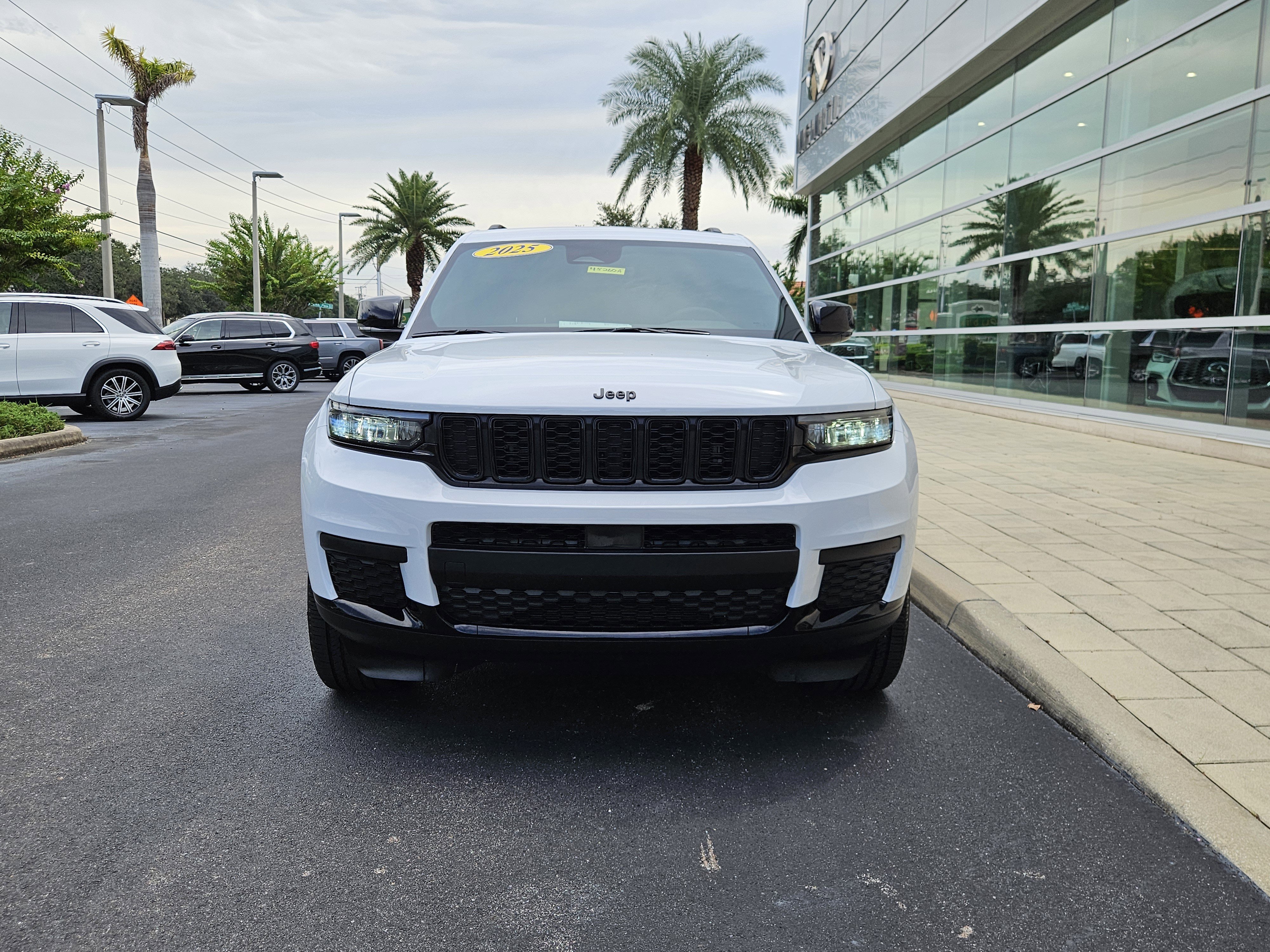 Used 2025 Jeep Grand Cherokee L Laredo image 2
