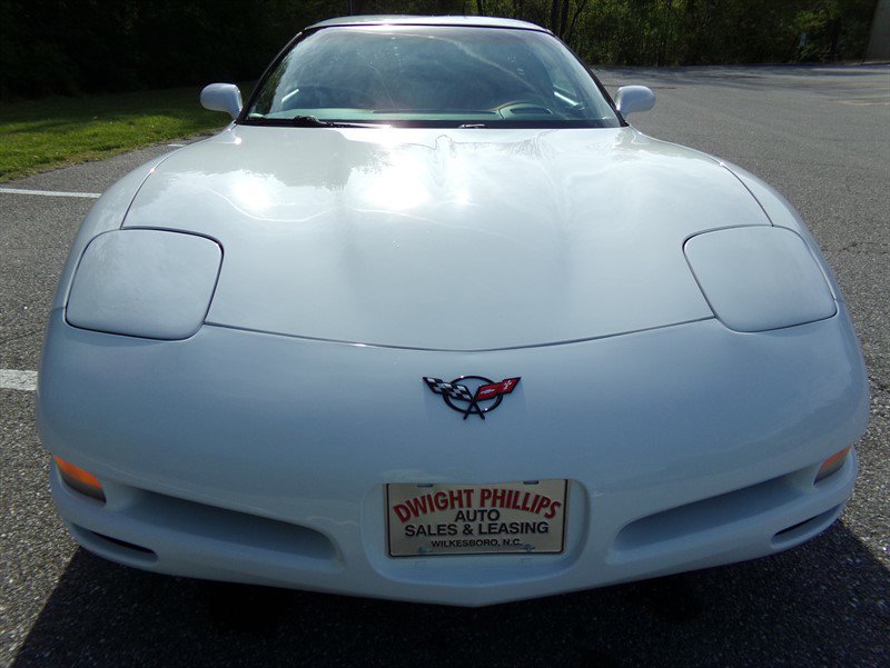 Used 2000 Chevrolet Corvette Coupe w/ Roof Pkg RWD image 3