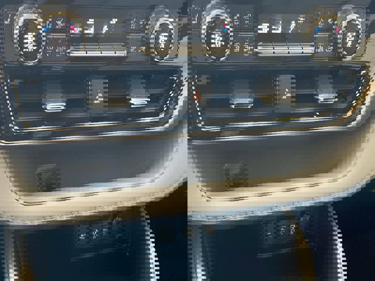 Used 2020 Toyota Highlander XLE image 19