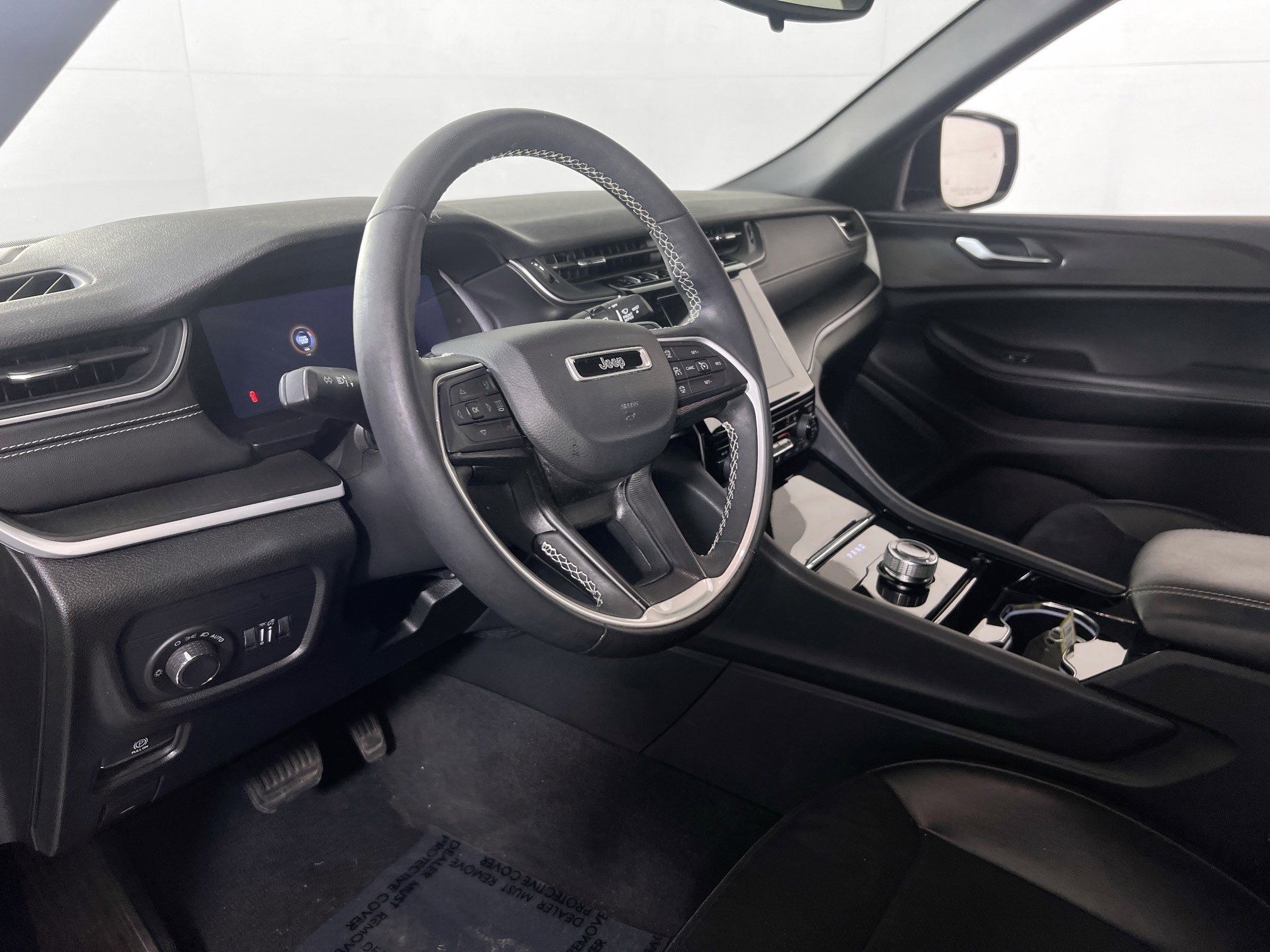 Used 2023 Jeep Grand Cherokee Altitude image 9