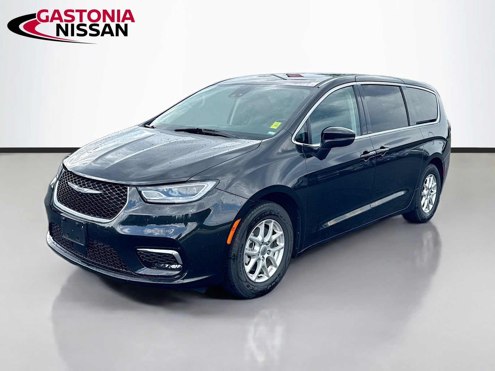 Used 2023 Chrysler Pacifica Touring-L FWD image 3
