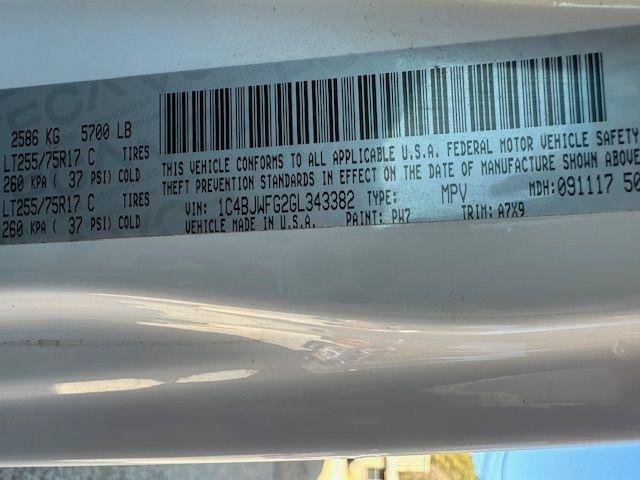 Used 2016 Jeep Wrangler Unlimited Rubicon w/ Connectivity Group AWD/4WD image 28