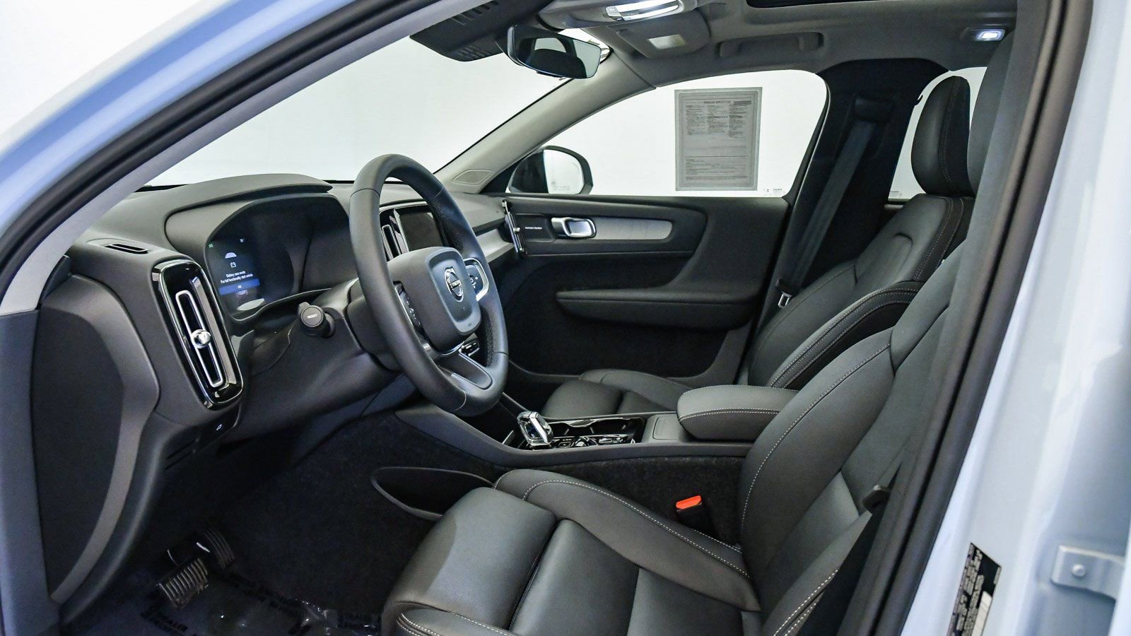 Certified 2025 Volvo XC40 B5 Ultra w/ Climate Package image 18