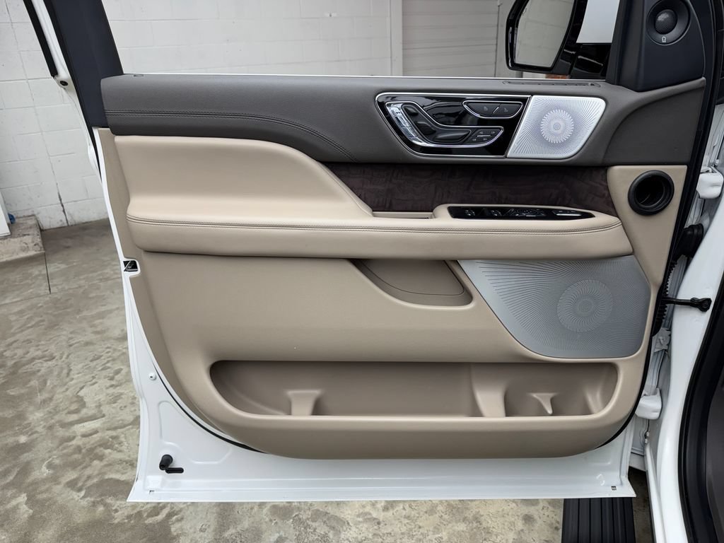 Used 2024 Lincoln Navigator L Reserve AWD/4WD image 11