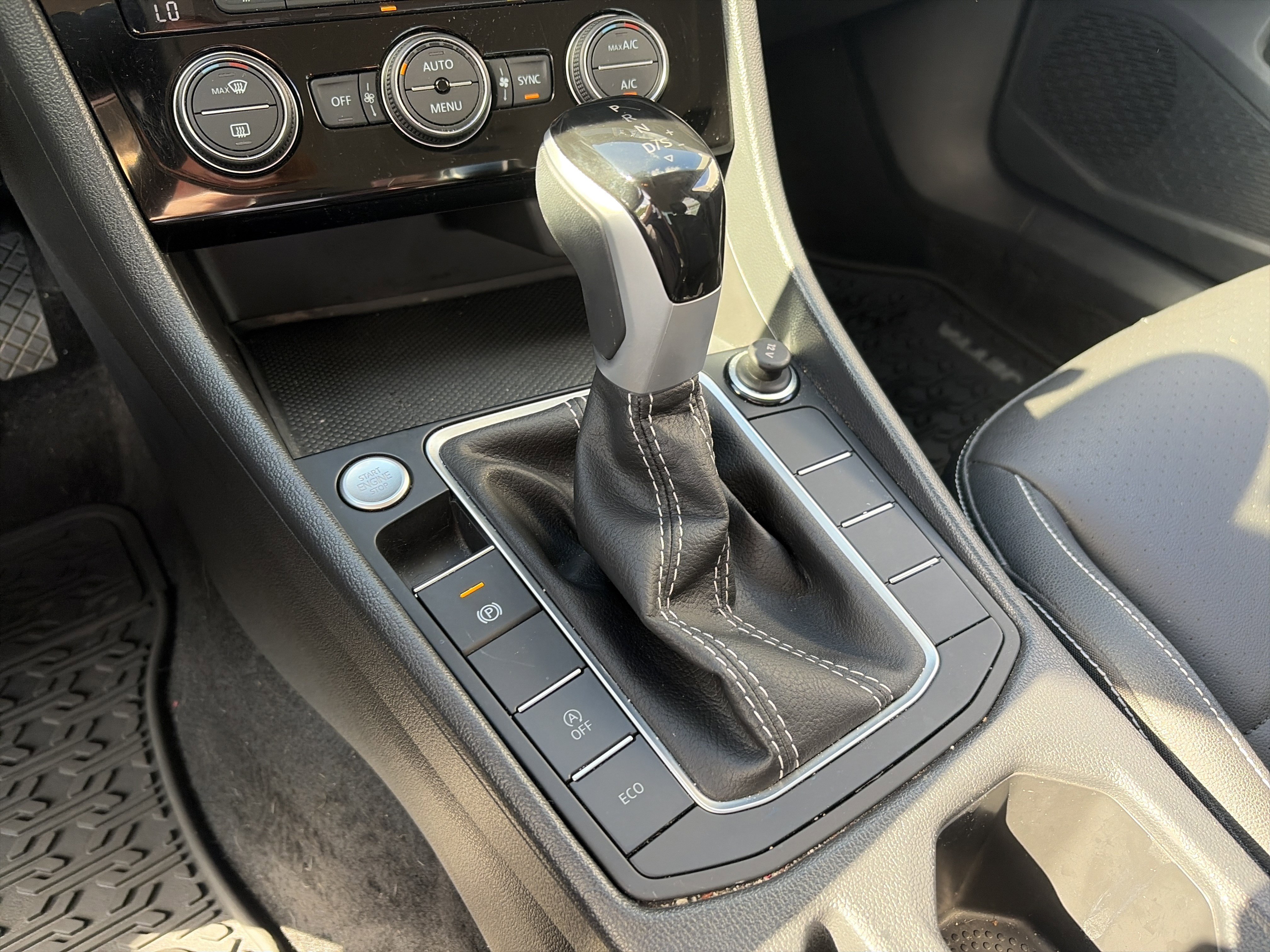 Used 2024 Volkswagen Jetta SE FWD image 37
