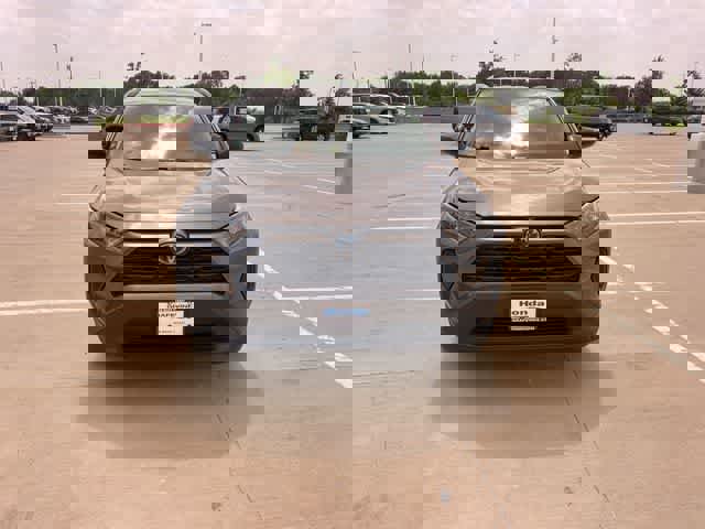 Used 2021 Toyota RAV4 LE AWD/4WD image 7