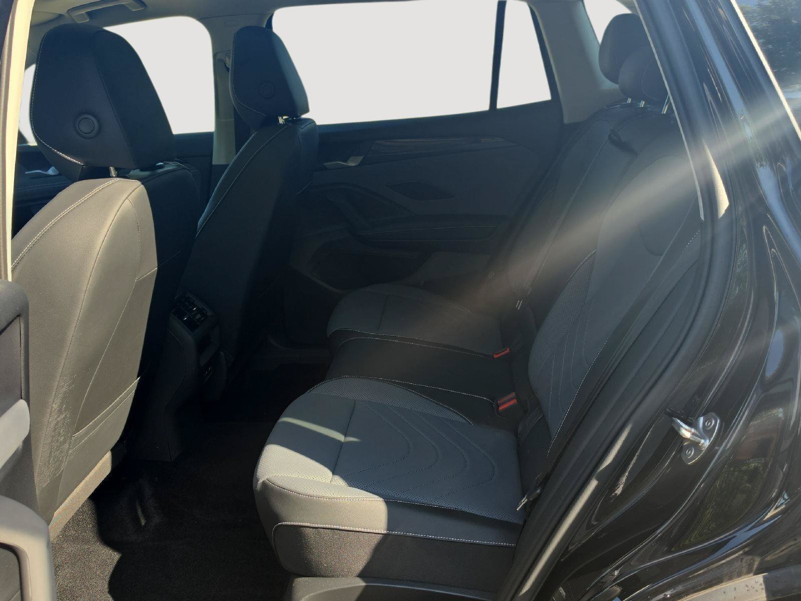 Certified 2025 Volkswagen Tiguan SE w/ Panoramic Sunroof Package AWD/4WD image 6