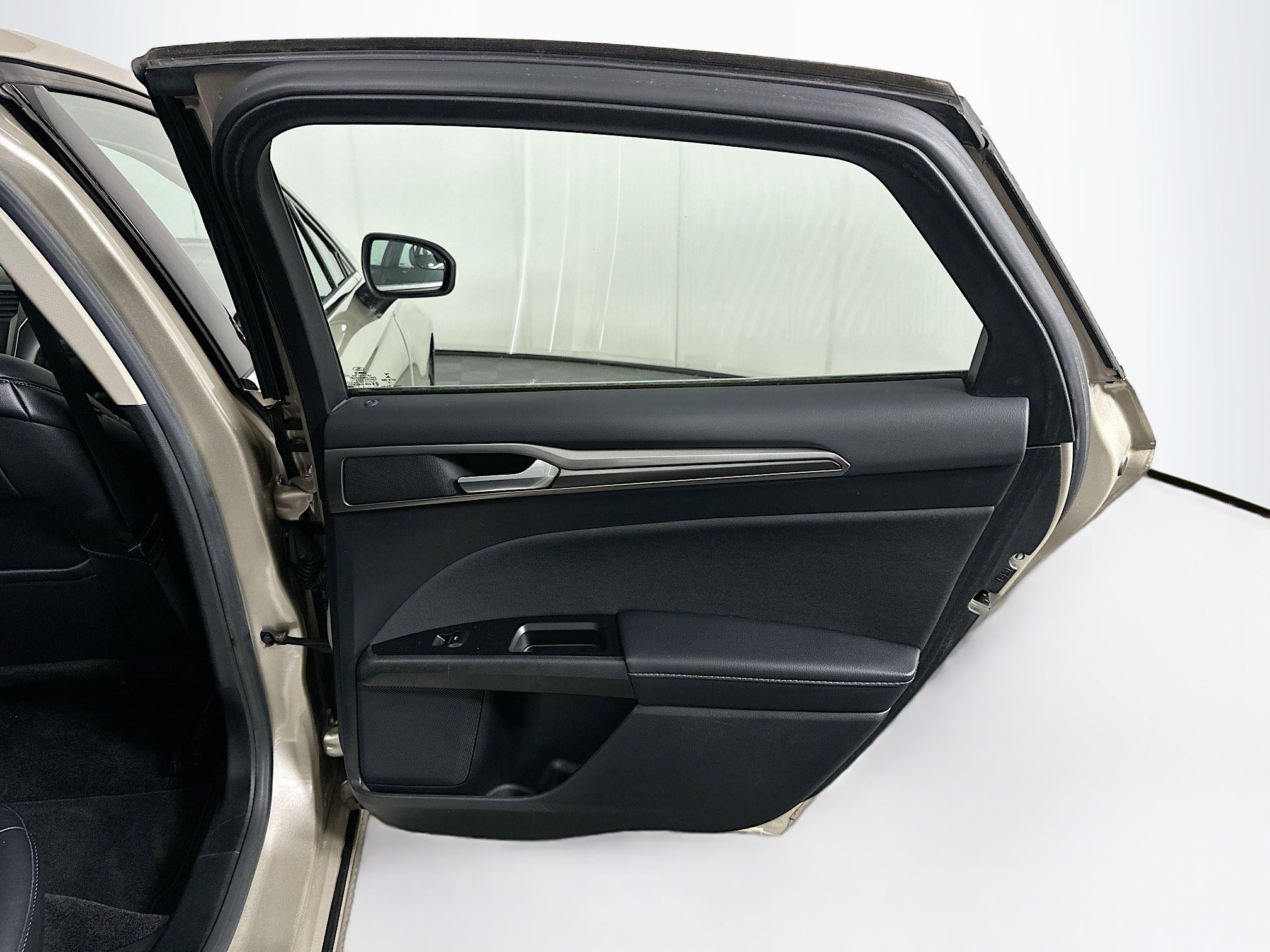 Used 2017 Ford Fusion SE w/ Equipment Group 201A image 27