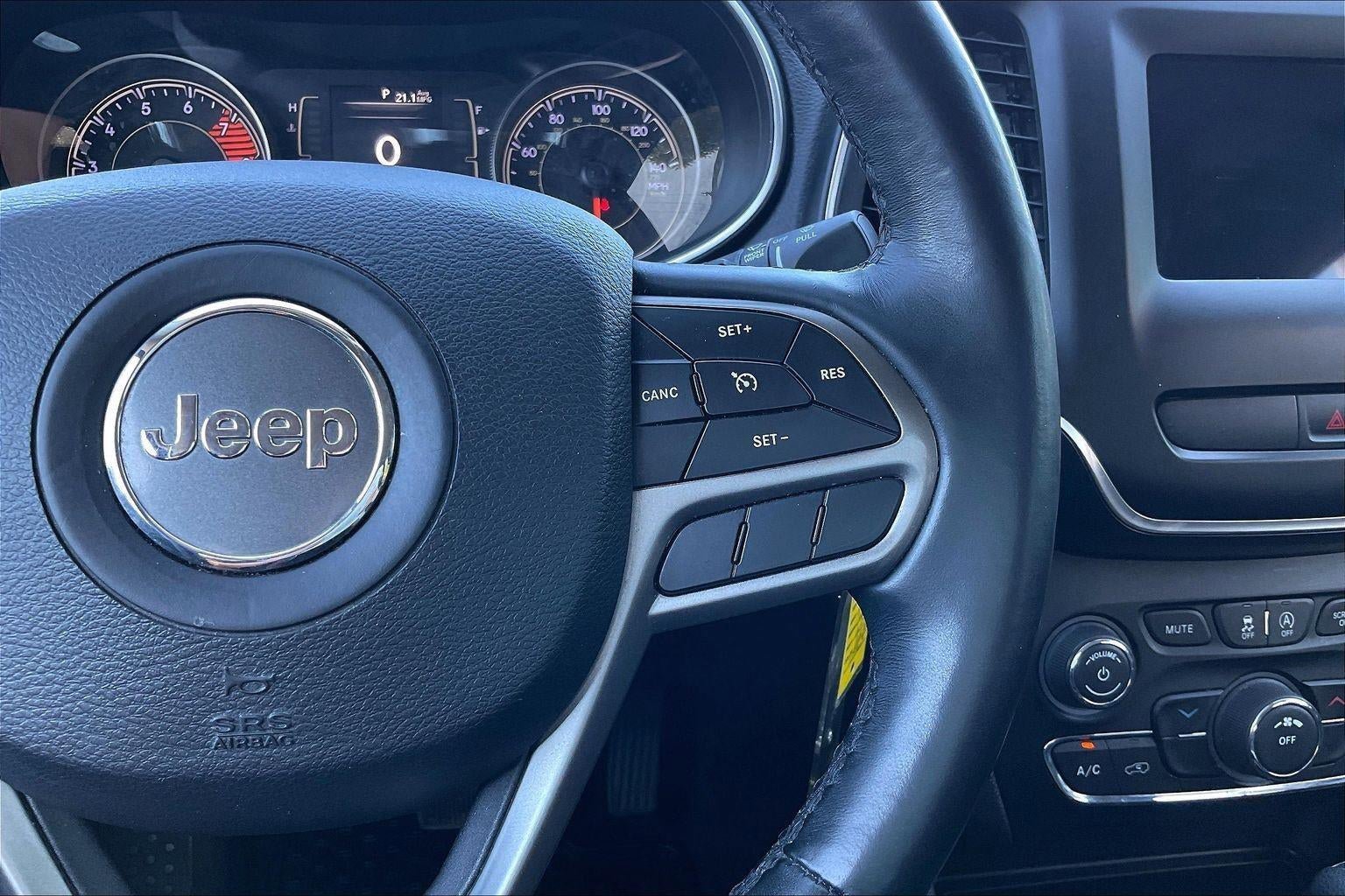 Used 2019 Jeep Cherokee Latitude w/ Cold Weather Group AWD/4WD image 22