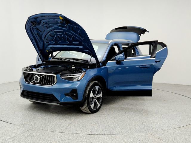 Certified 2025 Volvo XC40 B5 Plus image 9