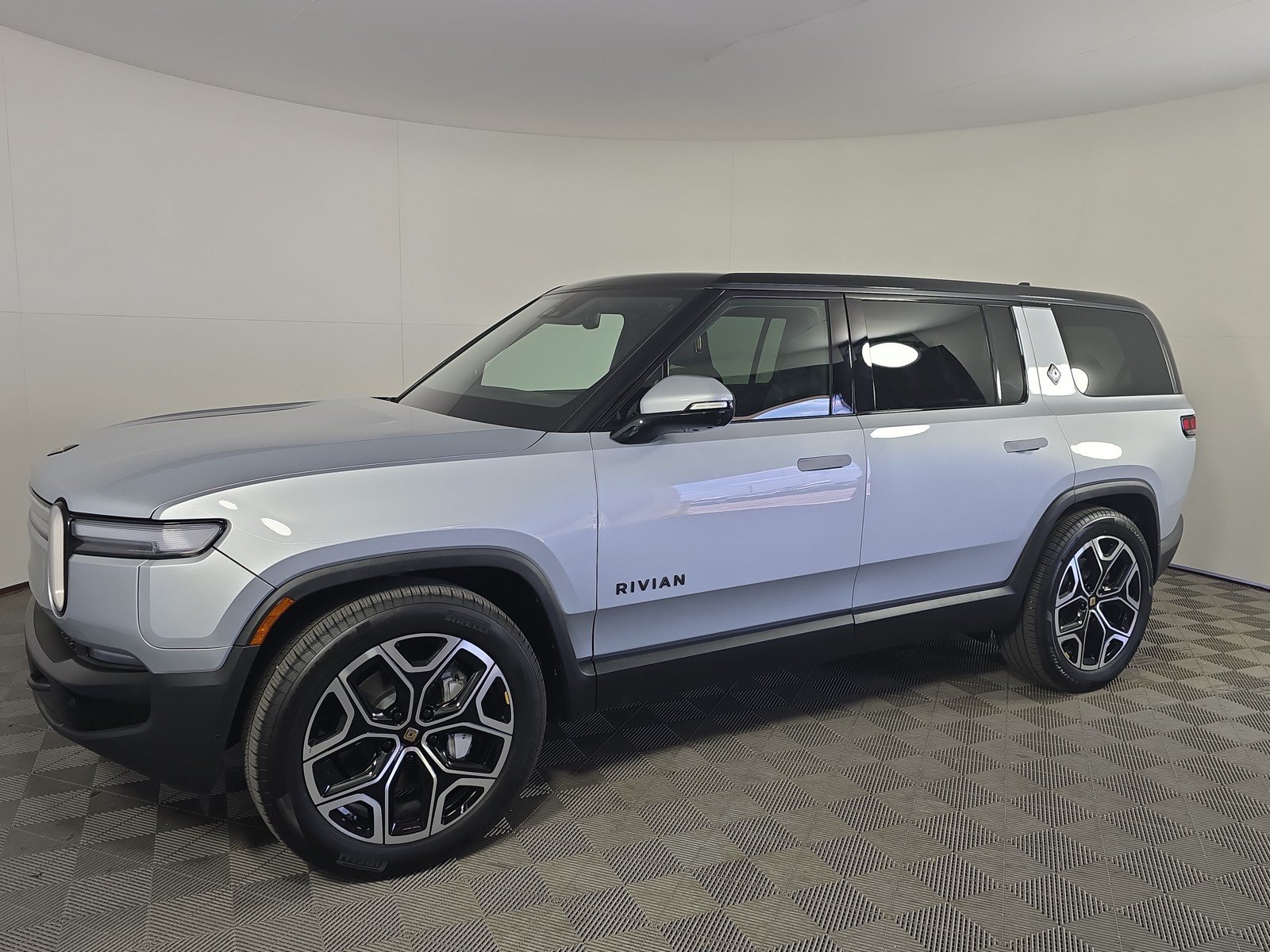 Used 2025 Rivian R1S Adventure AWD/4WD image 1