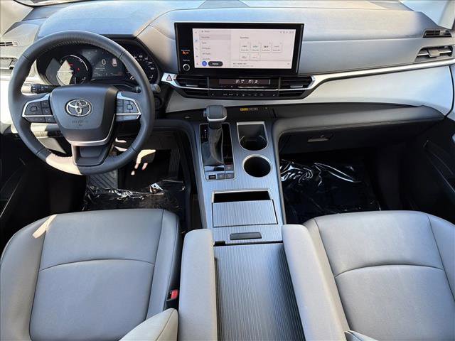 Used 2025 Toyota Sienna XLE image 24