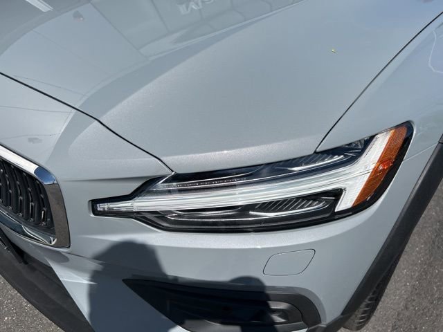 Certified 2025 Volvo V60 B5 Cross Country Plus AWD/4WD image 8