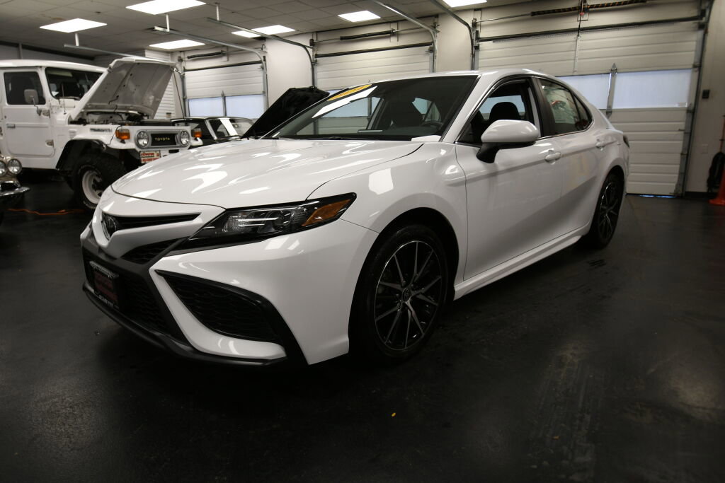 Used 2024 Toyota Camry SE image 3