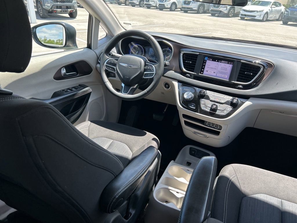 Used 2022 Chrysler Voyager LX FWD image 10