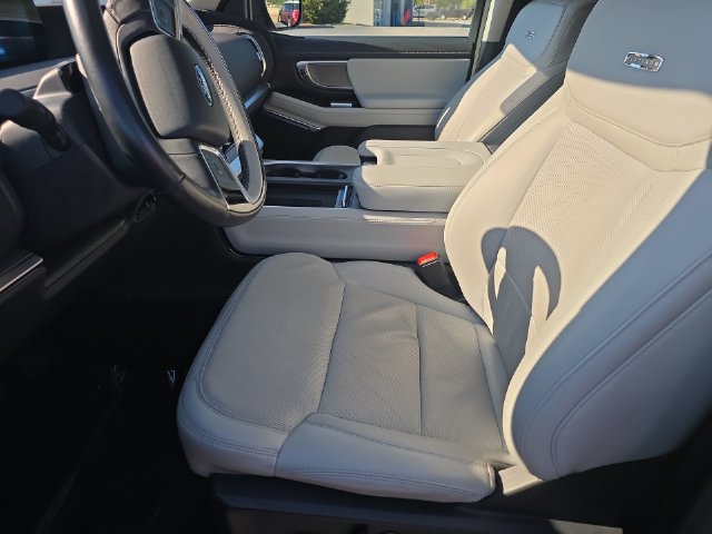 Used 2025 Ford Expedition Platinum w/ Driver's Package AWD/4WD image 17