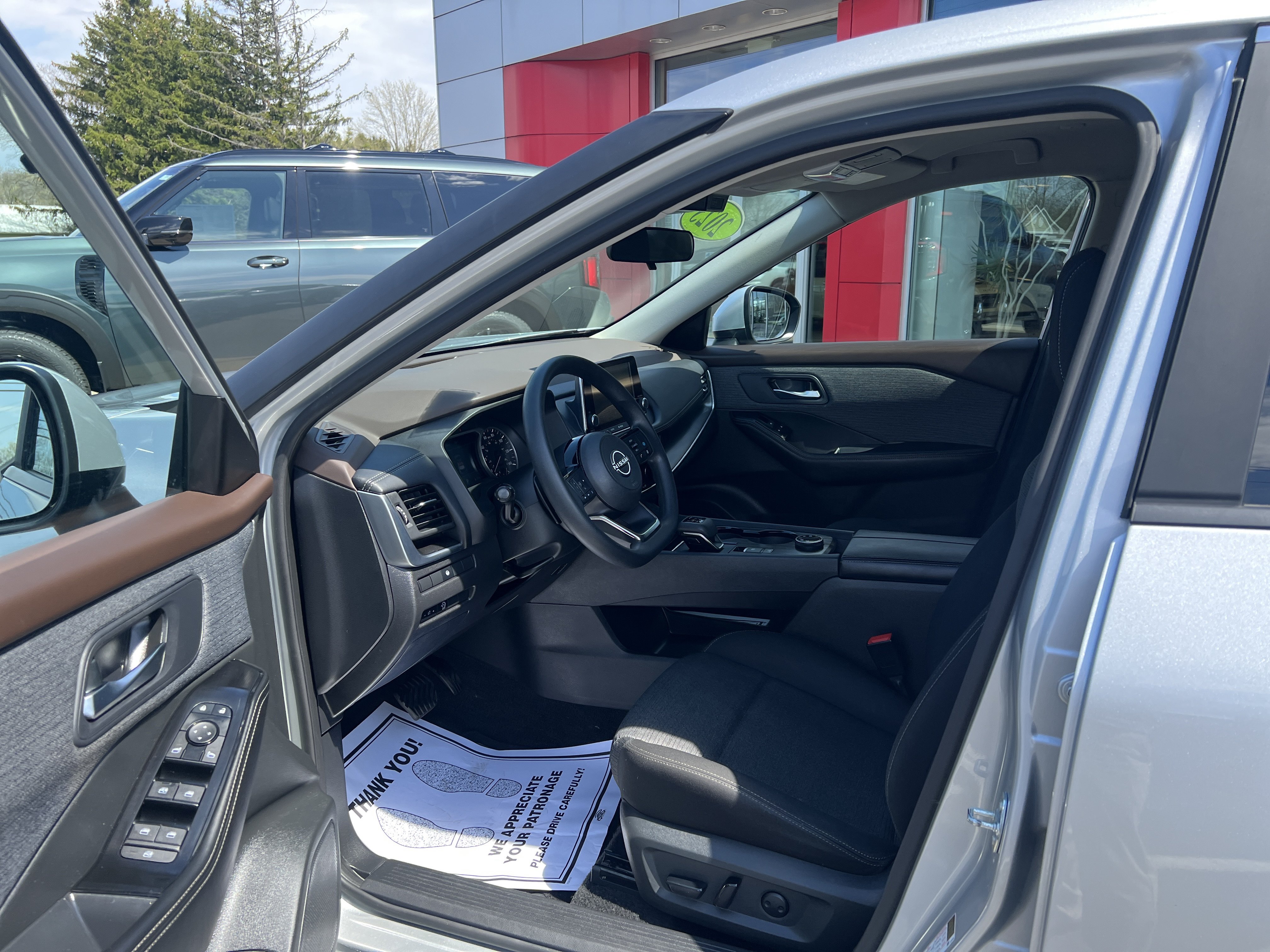 Used 2023 Nissan Rogue SV AWD/4WD image 3